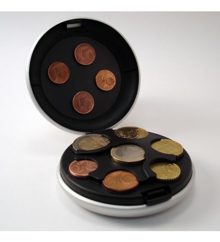 Le Monnayeur de pièces Ögon Noir est une solution unique et idéale pour garder facilement toutes vos pièces! Fabriqué en aluminium et très tendance, moderne, pratique et sûr. Le Monnayeur de pièces Ögon Noir convient pour 20 euros en espèces. Chaque compa