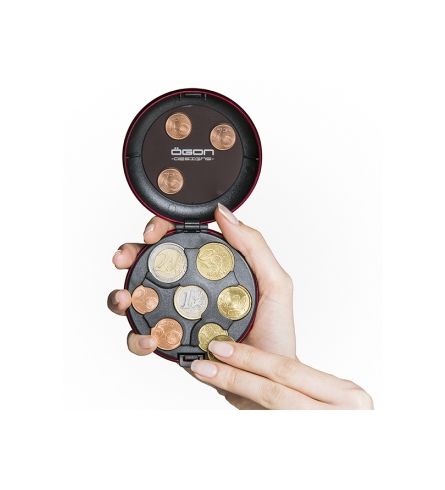 Le Monnayeur de pièces Ögon Noir est une solution unique et idéale pour garder facilement toutes vos pièces! Fabriqué en aluminium et très tendance, moderne, pratique et sûr. Le Monnayeur de pièces Ögon Noir convient pour 20 euros en espèces. Chaque compa
