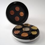 Le Monnayeur de pièces Ögon Noir est une solution unique et idéale pour garder facilement toutes vos pièces! Fabriqué en aluminium et très tendance, moderne, pratique et sûr. Le Monnayeur de pièces Ögon Noir convient pour 20 euros en espèces. Chaque compa