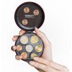 Le Monnayeur de pièces Ögon Noir est une solution unique et idéale pour garder facilement toutes vos pièces! Fabriqué en aluminium et très tendance, moderne, pratique et sûr. Le Monnayeur de pièces Ögon Noir convient pour 20 euros en espèces. Chaque compa